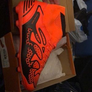 Brand new orange Dream Pairs cleats size 7